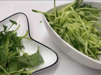 step3: 將芫茜切段，青瓜刨幼絲，備用