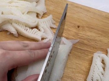 step5: 將牛柏葉切條，粗度大約有一隻手指的粗度。更理想的做法，是以廚房紙再次索乾水份。