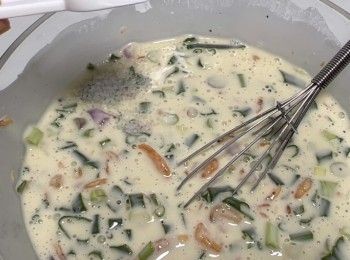 step4: 加入調味料，包括鹽、糖和胡椒粉，再加入蔥花拌勻。