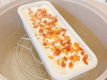 step6: 模掃油，將麵糊倒入模內。鋪上臘腸、蝦米裝飾。水滾後蒸1小時