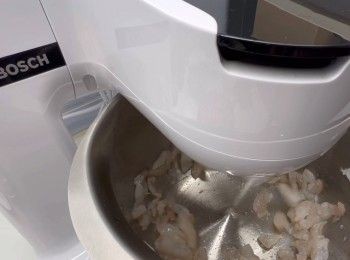 step3: 將蝦放入廚師機內，以高速打爛蝦肉。
期間，可以加入生粉（5克）、鹽（半茶匙），打至約七至八成的起膠狀態。