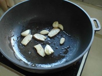 step4: 鍋中加油，放入薑片，煸至薑片開始萎縮後放入大蒜爆香。