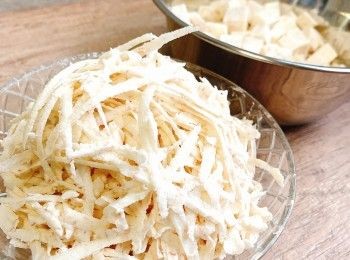 step1: 芋頭一半切粒，一半刨絲，備用