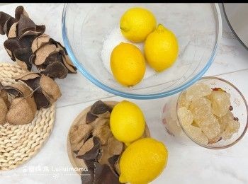 step1: 首先洗乾淨檸檬，用清水加入白醋浸泡一會，