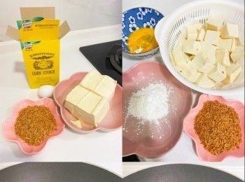 step1: 硬豆腐洗淨，切件
瀝乾後用抺手紙印乾水份
豆腐粒依次序沾上生粉、蛋漿、櫻花蝦