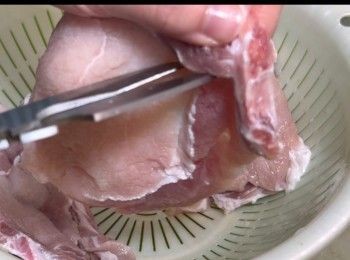 step4: 將豬扒的筋位以剪刀輕輕剪一下（有助煎豬扒時，豬扒更平坦，不會捲起），然後瀝乾水份備用
