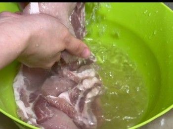 step3: 將浸過梳打水的豬扒徹底清洗乾淨，然後啤水10分鐘