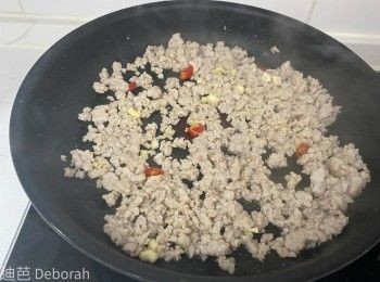 step3: 再加入醃製好的豬肉碎，炒至微燶。