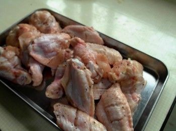 step3: 雞翅與雞小腿用鹽與黑胡椒調底味。