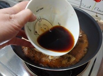 step7: 把<a href="https://bit.ly/2ZxapeY" target="_blank" data-keyword="雞扒" class="guide-link"><strong>雞扒</strong></a> <span style="display:inline-block;vertical-align:middle;margin-top:-3px;color:initial;border-radius:3px;padding:2px 3px;font-size:12px;line-height:14px;background:#87d300;color:#fff;">即買</span> 反轉（雞皮一面向下）; 轉為慢火； 下照燒汁