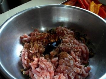 step3: 將蒜末、蔥花、胡蘿蔔末、乾香菇與豬絞肉混合。加入五香粉、米酒、蠔油、黑胡椒粉、鹽調味。