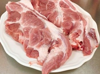 step1: 豬梅肉洗淨，印乾水，放入密實袋