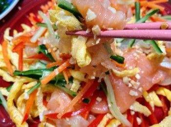 step3: 將已切絲的材料按顏色逐一鋪放在碟上。
