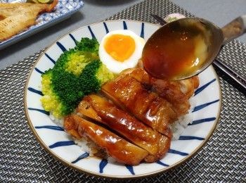 step10: <a href="https://bit.ly/2ZxapeY" target="_blank" data-keyword="雞扒" class="guide-link"><strong>雞扒</strong></a> <span style="display:inline-block;vertical-align:middle;margin-top:-3px;color:initial;border-radius:3px;padding:2px 3px;font-size:12px;line-height:14px;background:#87d300;color:#fff;">即買</span> 起鑊； 切件後放飯上； 淋上調照燒汁及灑上芝麻便可享用。