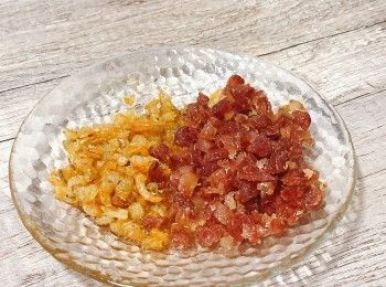 step2: 蝦米浸水30分鐘，臘腸汆水。鑊落油，爆香臘腸、蝦米，備用