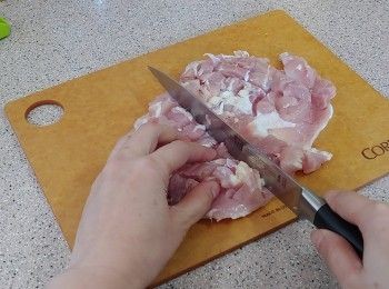 step1: <a href="https://bit.ly/2ZxapeY" target="_blank" data-keyword="雞扒" class="guide-link"><strong>雞扒</strong></a> <span style="display:inline-block;vertical-align:middle;margin-top:-3px;color:initial;border-radius:3px;padding:2px 3px;font-size:12px;line-height:14px;background:#87d300;color:#fff;">即買</span> 解凍抹乾； 在肉面切格仔紋（會較易熟及減少收縮）