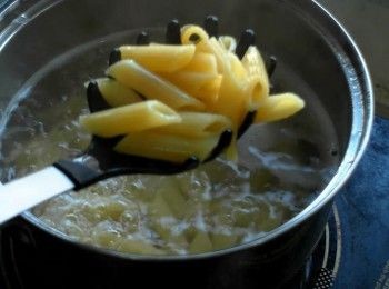 step2: 筆管麵煮至八分熟取出備用。青花菜川燙1.5分鐘後取出備用。