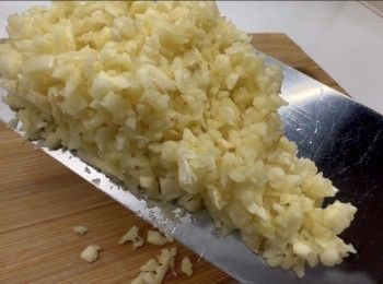 step1: 將蒜蓉切碎