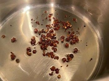 step2: 花椒用油爆香，隔去花椒留花椒油