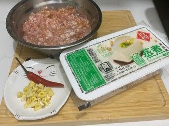 step1: 豬肉碎洗淨，加入醃製<span class="group_1">材料</span>拌勻，放入雪櫃醃製30分鐘。百福豆腐切粒，蒜頭和辣椒仔切粒，生粉加熟水，備用。