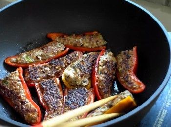 step5: 熱鍋加入1大匙油，肉面朝下放入鍋中煎。
肉面呈現焦黃後翻面。