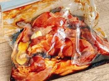 step2: 加入所有醃料，拌勻。放入雪櫃過夜，更加入味。醃好後，雪櫃拿出來解凍1-2小時。醃肉汁保留。