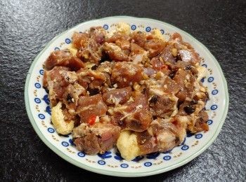 step6: 把豆卜及排骨放碟上； 大火煎約20分鐘便完成.