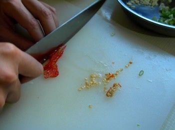 step1: 青蔥切花。蒜頭切末。辣椒去籽切末。香菜切碎。