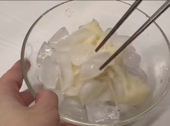 step4: 將已經煮好的牛柏葉取出，放於冰塊內，冰鎮20至30分鐘