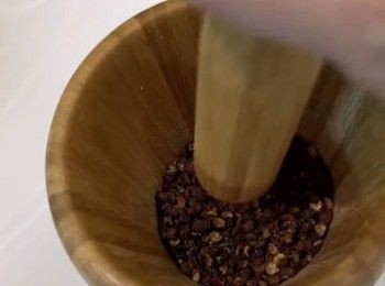 step6: 將爆香的花椒和川椒盅碎，再磨成幼細的粉末