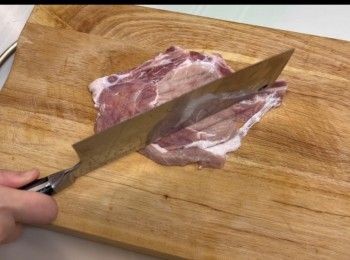 step5: 將瀝乾水份的豬扒，以刀背輕力剁數十下，使肉質更嫩滑