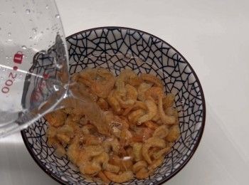 step1: 先將蝦米，用清水浸泡1小時