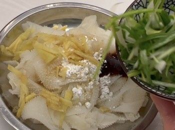 step6: 將切好的牛柏葉，放於碟中進行調味。加入剛才預備好的薑絲、甘筍絲和蔥絲，再加入所有調味料