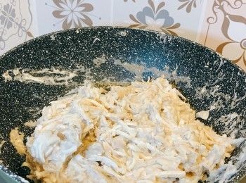 step4: 鑊落油，放芋頭粒炒香，加五香粉，快炒均勻。加入500ml 水煮芋頭至熟。加入芋頭絲。加雞粉、鹽、胡椒粉炒勻，熄火 。加臘腸、蝦米拌勻