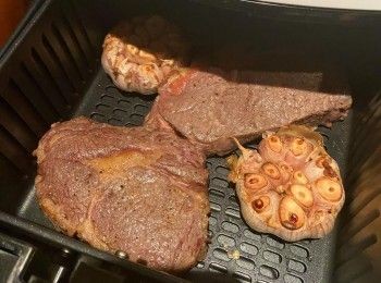 step3: 放入牛扒與蒜頭一同氣炸，200度烤5分鐘後 ，取出蒜頭，把牛扒翻轉，再烤多3分鐘即可。