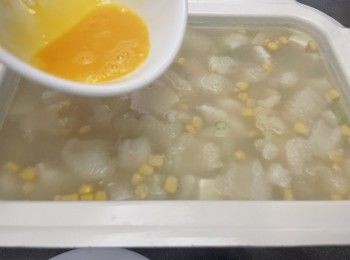 step6: 慢慢加入生粉水埋芡，認為濃稠度適合就可以了，不一定要用曬生粉水，最後將餘下的蛋白加入蛋黃發勻，湯羹加入蛋液，形成蛋花，可加少許鹽調味，即完成。