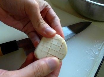 step1: 杏鮑菇切成圓柱狀後在表面劃上格狀花紋