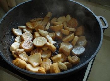 step5: 放入杏鮑菇與所有調味料拌炒均勻