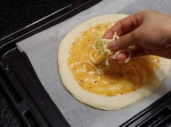 step11: 掃上適量千島醬； 灑上一層芝士