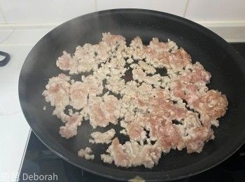 step2: 把半湯生油加入平底鑊，爆香蒜頭碎和辣椒仔。