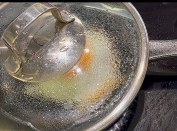 step13: 蓋上蓋，利用餘溫將蛋黃焗至稍為凝固即可。