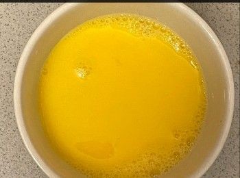 step2: 雞蛋發勻，熱鑊滾油
炒至半熟後備用