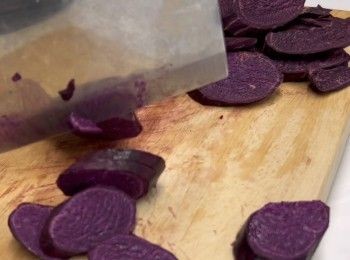 step2: 將紫薯切成薄片（大約1-2cm厚）
然後將紫薯，以大火隔水蒸20分鐘。