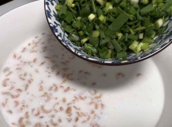 step5: 加入已預備好的蔥花和蝦米粒