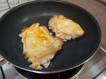 step5: 煎至金黃微焦後反轉煎另一面； 同樣煎至金黃微焦