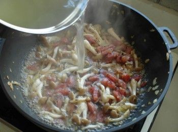 step4: 放入鴻喜菇與黑胡椒粉拌炒均勻後加入50-100cc煮麵水。