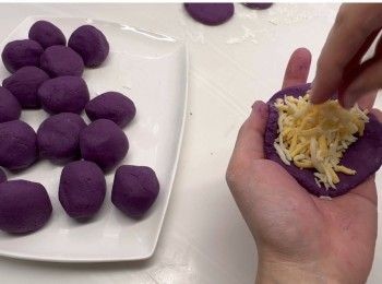 step8: 將小粉團壓扁，攤開，就像包餃子一樣，將芝士碎滿滿的釀進皮中。（屯法可以參考我的YouTube教學影片）