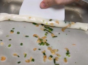 step8: 取出馬上捲起。
（請參考本人的YouTube影片，內有分享如何捲蔥花蝦米腸）