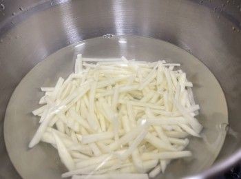step1: 薯仔刨皮，切成幼絲，用水浸住土豆絲，加入一茶匙白醋，浸5分鐘，隔去水份，再次加入水份攪勻，換水直至土豆絲水清澈，隔水備用