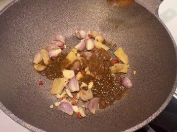 step8: 繼續以大火，將咖喱醬和沙嗲醬爆香